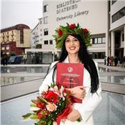 Sono laureata in lingue e culture moderne, ed insegno Spagnolo e storia